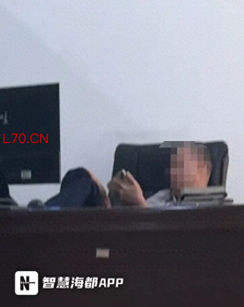 海口市税务局一工作人员上班时间疑将脚放办公桌上玩手游，当地回应：正调查处理；视频中能清晰听到游戏背景音