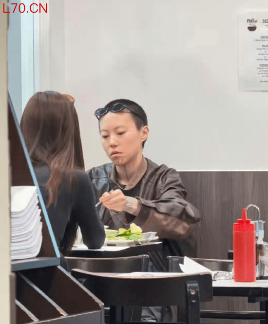 窦靖童与宋妍霏巴黎游玩 一起用餐被网友偶遇