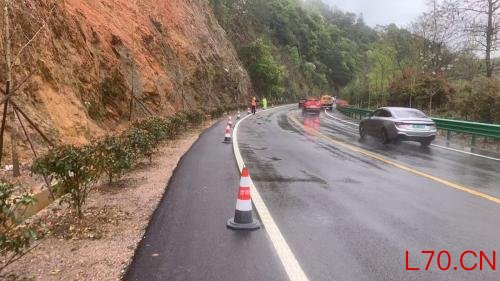 闻令即动！婺源公路人冒雨清石除隐患，守护群众出行路